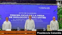 Los presidentes de Colombia, Gustavo Petro y de Cuba, Miguel Díaz-Canel, junto al primer comandante del ELN, Antonio García, encabezan la ceremonia de clausura de la tercera ronda de diálogo entre el gobierno colombiano y la guerrilla, en La Habana, el 9 de junio de 2023.
