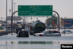 Mobil terendam banjir di jalan raya yang diblokir setelah diguyur hujan lebat, di Dubai, Uni Emirat Arab, 19 April 2024. 9REUTERS/Amr Alfiky)