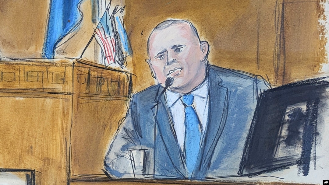 Gary Farro, un asesor de clientes privados que anteriormente trabajó en First Republic Bank, testifica en el estrado de los testigos en el tribunal penal de Manhattan, el viernes 26 de abril de 2024, en Nueva York. 
