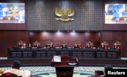 Ketua Mahkamah Konstitusi Suhartoyo memimpin sidang gugatan hukum terhadap hasil pemilu bulan lalu, di Mahkamah Konstitusi Indonesia di Jakarta, 27 Maret 2024. (REUTERS/Ajeng Dinar Ulfiana)