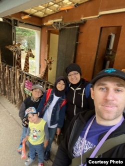 Sashya Subono bersama keluarga di kebun binatang di Selandia Baru. Sashya mendapat inspirasi melihat interaksi kera di sana (dok: Sashya)