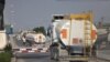 Camiões carregados de combustível entram na Faixa de Gaza através da ligação de Rafah com o Egito, em 22 de outubro de 2023. 
