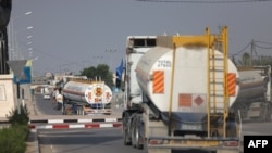 Des camions citernes transportant du carburant entrent dans la bande de Gaza via la route de Rafah avec l'Égypte le 22 octobre 2023.