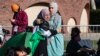 Sejumlah mahasiswa demonstran pro-Palestina menggelar tenda dalam aksi protes di kampus Massachusetts Institute of Technology di Cambridge, Massachusetts, pada 22 April 2024. (Foto: AFP/Joseph Prezioso)