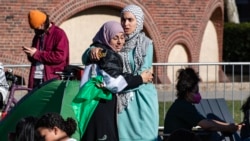 Sejumlah mahasiswa demonstran pro-Palestina menggelar tenda dalam aksi protes di kampus Massachusetts Institute of Technology di Cambridge, Massachusetts, pada 22 April 2024. (Foto: AFP/Joseph Prezioso)