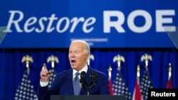 Presiden As Joe Biden berbicara mengenai hak aborsi dalam kunjungannya ke Tampa, Florida, pada 23 April 2024. (Foto: Reuters/Kevin Lamarque)