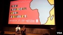 Moses Bwayo, réalisateur ougandais du film "Bobi Wine: The People's President" et Mwiza Munthali, du Malawi, co-fondateur du Festival des films africains, au théâtre AFI Silver, de Silver Spring, Maryland, le 17 mars 2023. (Photo VOA/Nanythe Talani)