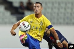 Pemain Al Nassr Cristiano Ronaldo mengontrol bola selama pertandingan persahabatan melawan Paris Saint-Germain di Osaka, Jepang bagian barat, Selasa, 25 Juli 2023. (Foto: via AP)