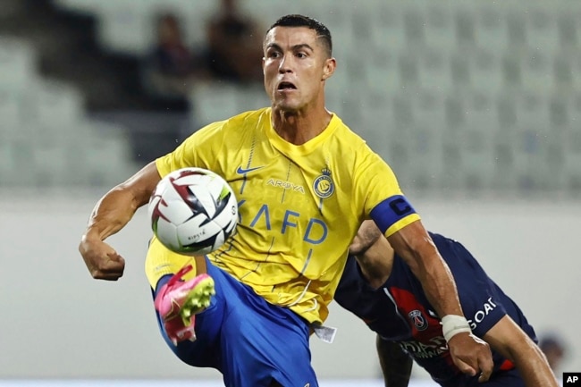 Pemain Al Nassr Cristiano Ronaldo mengontrol bola selama pertandingan persahabatan melawan Paris Saint-Germain di Osaka, Jepang bagian barat, Selasa, 25 Juli 2023. (Foto: via AP)