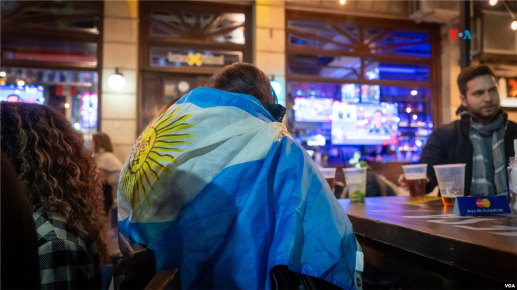 Los argentinos aguardaron con ansias el inicio del partido por la final de la Copa América. Foto: VOA/ Gonzalo Báñez