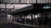 Sejumlah warga tampak menunggu di stasiun kereta di Buenos Aires, pada 1 Maret 2022, di saat pemadaman listrik melanda sebagian besar wilayah kota tersebut. (Foto: AFP/Luis Robayo)