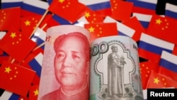 在中国国旗和俄罗斯国旗的背景上人民币与卢布图示