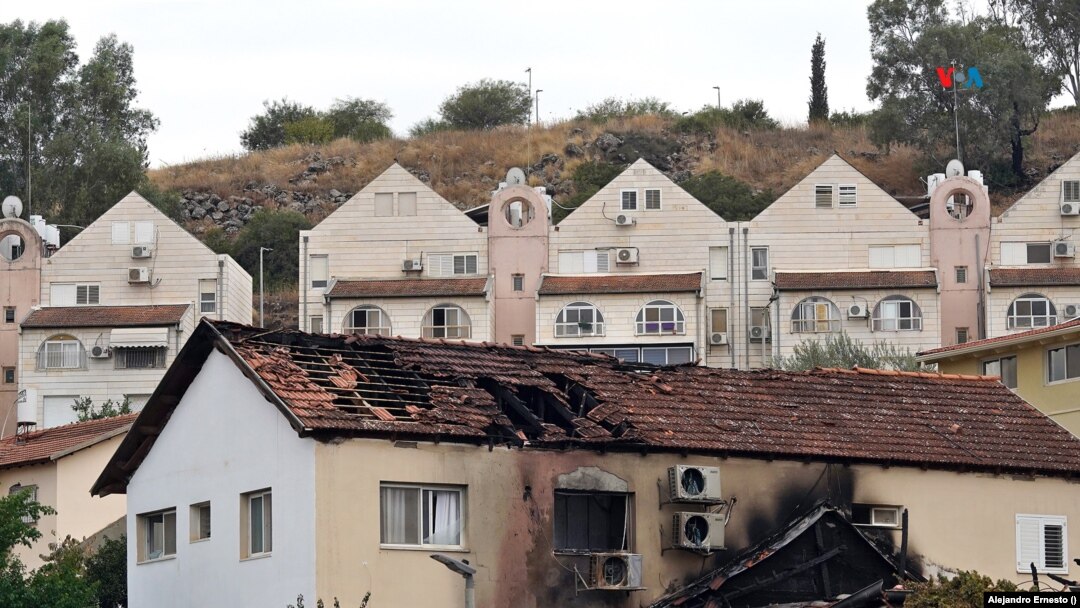 Vivienda de la ciudad de Kyriat Shmona en la que impactó en días recientes un proyectil disparado desde Líbano, por la milicia chii Hezbolá, el 31 de octubre de 2023.