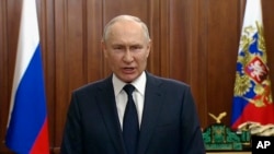 블라디미르 푸틴 러시아 대통령이 26일 밤 모스크바에서 대국민 연설을 하고 있다. (러시아 대통령 공보실 영상 캡쳐)