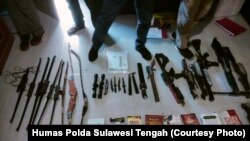 Barang bukti berupa busur, pisau lempar, senapan angin dan buku-buku yang diamankan dalam penangkapan 5 orang terduga anggota jaringan Jamaah Islamiyah (JI) di Palu dan Sigi, Sulawesi Tengah, Kamis (16 Maret 2023) (Foto: Humas Polda Sulawesi Tengah)
