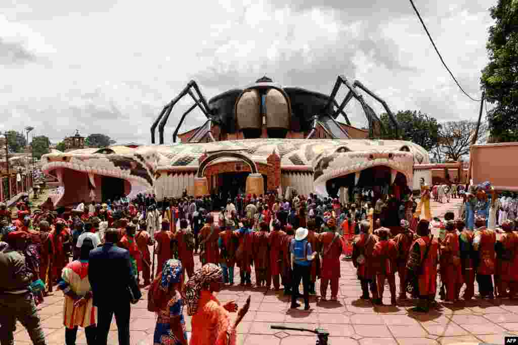 Warga menghadiri upacara peresmian Museum Raja Bamoun yang baru di kota Foumban, Kamerun. (AFP)&nbsp;