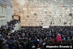 Miles de judíos abarrotaron hoy el Muro de las Lamentaciones para orar por el regreso de los secuestrados que aún permanecen en Gaza.