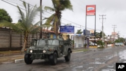 Un vehículo de la marina conduce a lo largo de una calle en la ciudad costera de Barra de Navidad, en Jalisco a lo largo de la costa del Pacífico de México, el 25 de mayo de 2012. 