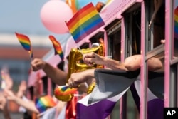 Peserta parade melambai ke arah penonton selama Nashville Pride Parade Sabtu, 24 Juni 2023, di Nashville, Tennessee. (Foto: AP)