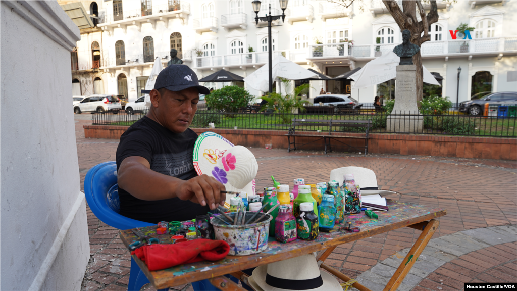 Un hombre elabora unos sombreros manuales para venderlos a turistas en el Casco Viejo o Casco Antiguo de Panamá