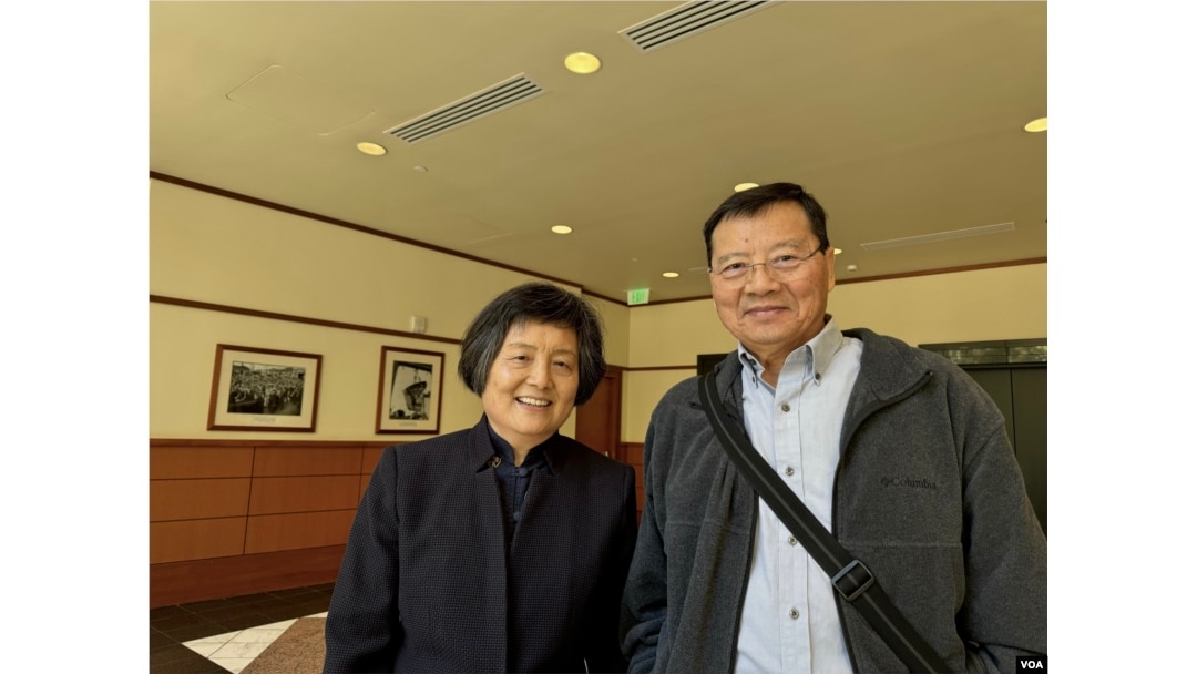 李锐女儿李南央和她丈夫巴悌忠在奥克兰联邦法院。(美国之音周星晨)