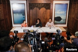 Pendiri Susi Air dan mantan Menteri Perikanan Susi Pudjiastuti, dalam konferensi pers tentang pilot Selandia Baru yang disandera oleh separatis di Papua bulan lalu, di Jakarta, Indonesia, 1 Maret 2023. (REUTERS/Willy Kurniawan)
