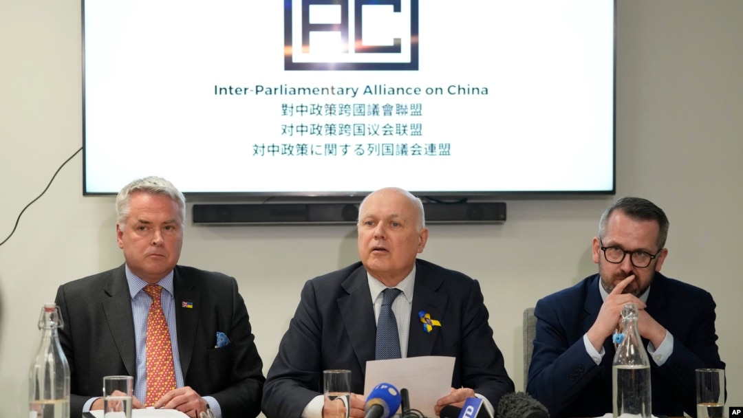 Ketiga anggota parlemen Inggris memberikan konferensi pers di London, 25 Maret 2024. Ketiganya mengatakan mereka telah menjadi sasaran pelecehan dan upaya peretasan oleh China.