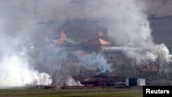 Zapaljene kuće u srpskom selu Svinjare, blizu Mitrovice, 18. mart 2004.