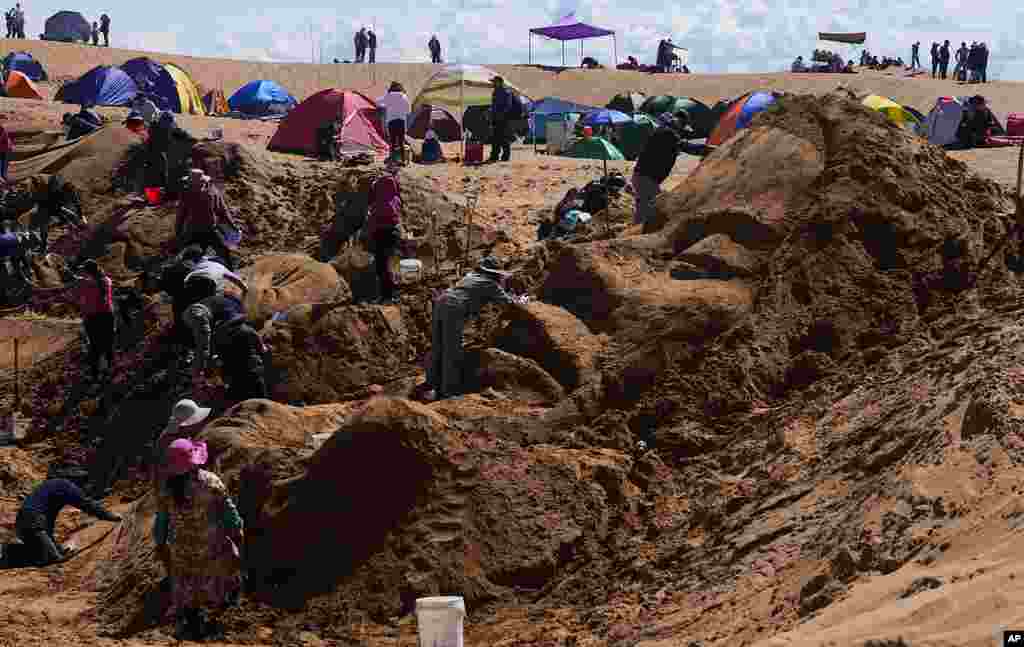 El encuentro se desarrolla desde hace 17 años en esa ciudad boliviana y también pretende concienciar sobre el cuidado de espacios naturales, recalcó el escultor Juan Chacón, del Grupo Arte Diez, organizador del festival.