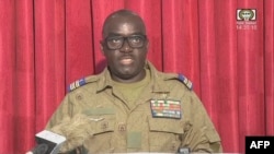 This video frame grab image obtained by AFP from ORTN - Télé Sahel on August 9, 2023 shows Colonel Major Amadou Abdramane, reading a statement on national television. (AFP photo / ORTN - Télé Sahel )