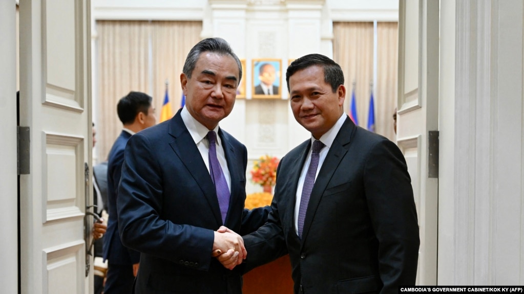 រូបឯកសារ៖ លោក ហ៊ុន ម៉ាណែត ជួប​ប្រជុំ​ជាមួយរដ្ឋមន្ត្រី​ការ​បរទេស​ចិន​លោក Wang Yi (វ៉ាង យី) នៅ​រាជធានី​ភ្នំណេញ កាល​ពី​ថ្ងៃ​ទី​១៣ ខែ​សីហា ឆ្នាំ​២០២៣។ 