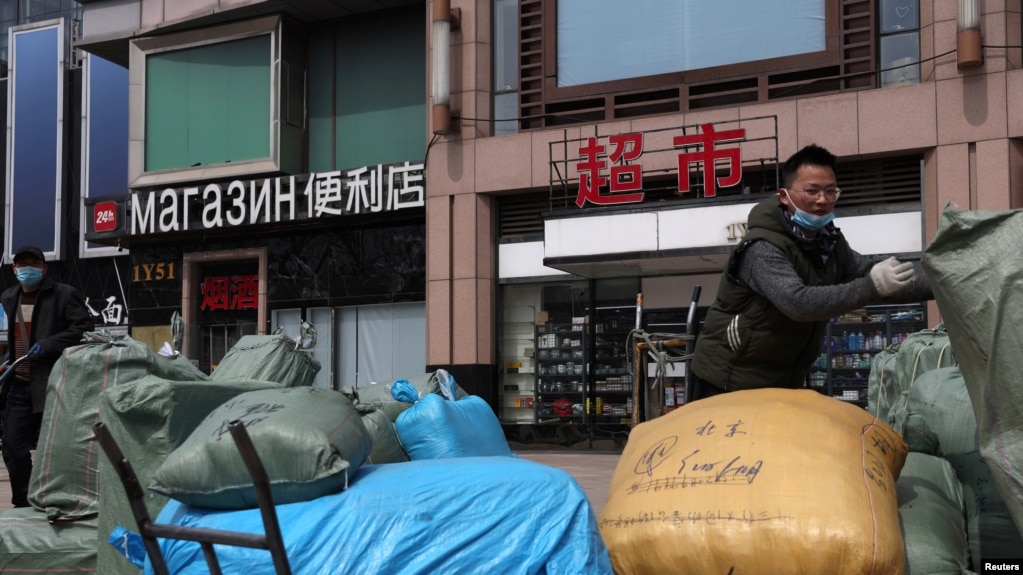 资料照片：中国北京一名男子在一个出售俄罗斯商品和服务的交易中心前搬运出口货物。（2022年4月1日）