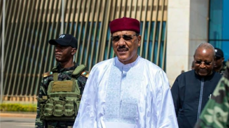 Niger: le parti du président Bazoum dénonce 