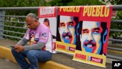 Seorang pendukung Presiden Nicolas Maduro, duduk di pinggir jalan di tengah aksi membela kemenangan Maduro dalam pilpres Venezuela di Caracas, pada 30 Juli 2024. (Foto: AP/Fernando Vergara)