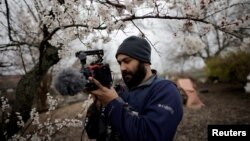 ARCHIVO: El periodista de Reuters Issam Abdallah filma a la mujer ucraniana Zhanna Lishchynska (no en la foto) durante una entrevista con Reuters, en medio del ataque de Rusia a Ucrania, en Zaporizhzhya, Ucrania, el 17 de abril de 2022. REUTERS/Ueslei Marcelino/