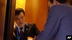 资料照：视频截图显示中国足球协会主席陈戌源在上海进入一个电梯。（2019年10月24日）