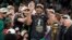 Jwe mitan ekip Boston Celtics la, Al Horford (mitan) ak jwe Jayson Tatum (mitan a goch) selebre ak ekip yo apre yo pran twofe Larry O'Brien nan pou ranpote chanpyona lig pwofesyonel basketbol Ameriken an, NBA, 17 Jyen 2024. 