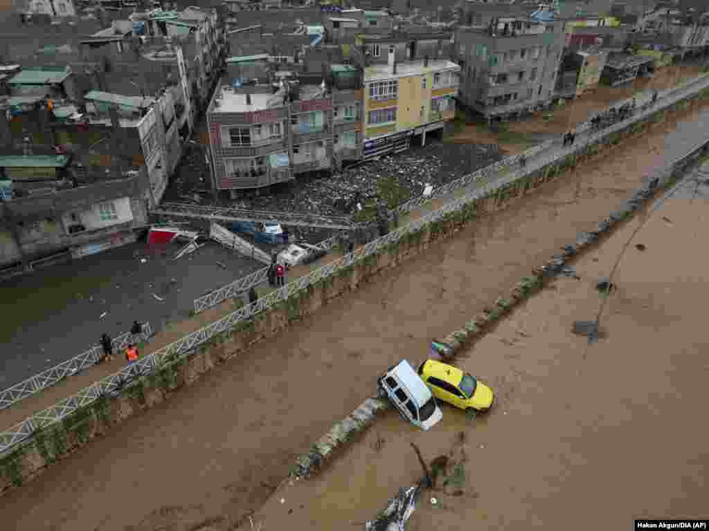 زلزلہ متاثرہ علاقوں میں شدید بارش کے بعد سیلابی صورتِ حال سے متاثرین کے مسائل میں مزید اضافہ ہو گیا ہے۔