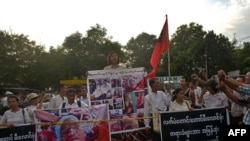 资料照片：2013年11月29日，缅甸维权人士在中国驻仰光大使馆抗议万宝矿业。（法新社照片）