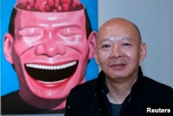 中国艺术家岳敏君与他的绘画（记忆-2，2000）在巴黎展出。（2012年11月13日）