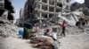  غزہ کی پٹی کے علاقے خان یونس میں فلسطینی اسرائیلی کارروائی سے تباہ شدہ اپنے گھروں کے ملبے پر ۔ فوٹو اے پی 6 مارچ 2024