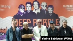 Personel Deep Purple saat tiba di Solo, Kamis (9/3). (Foto: VOA/ Yudha Satriawan)
