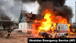 Zjarrfikësit ukrainas duke fikur zjarret pas sulmeve ruse në Zolochiv, të rajonit ukrainas Kharkiv