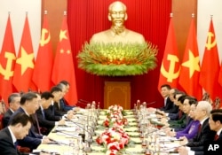 រូបឯកសារ៖ ប្រធានាធិបតីចិនលោក Xi Jinping និងអគ្គលេខាធិការបក្សកុម្មុយនីស្តវៀតណាមលោក Nguyen Phu Trong ពិភាក្សា​គ្នា ​នៅ​ក្នុង​ជំនួប​មួយ​នៅ​ទីក្រុងហាណូយ ប្រទេសវៀតណាម កាលពីថ្ងៃទី១២ ខែធ្នូ ឆ្នាំ២០២៣។