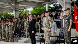 Menteri Pertahanan Jerman Boris Pistorius (kiri depan) mengikuti upacara di Camp Humphreys, markas militer AS di Pyeongtaek, di selatan Seoul, pada 2 Agustus 2024. (Foto: Anthony Wallace/Pool Photo via AP)