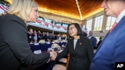 ARCHIVO- La presidenta de Taiwán, Tsai Ing-wen, centro, es recibida antes de una reunión de liderazgo bipartidista en la Biblioteca Presidencial Ronald Reagan en Simi Valley, California, el 5 de abril de 2023.