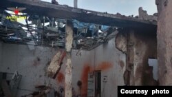 မေလ ၁၅ ရက်မနက်ပိုင်းက အာရက္ခတပ်တော် AA ထိန်းချုပ်နယ်မြေထဲက ကျောက်တော်မြို့နယ်ဆေးရုံ စစ်ကောင်စီတပ်က ဗုံးကြဲတိုက်ခိုက်ခံထားရတဲ့မြင်ကွင်း။ (မေ ၁၅၊ ၂၀၂၄/ဓာတ်ပုံ AA Info Desk)