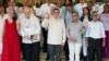 Parte del equipo negociador del ELN, junto al canciller cubano Bruno Rodríguez (al centro) posan para una foto en la apertura de la tercera ronda de conversaciones entre negociadores del gobierno de Colombia y miembros del grupo rebelde ELN en La Habana, el 2 de mayo de 2023.