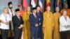 Presiden Joko Widodo berfoto bersama beberapa pemuka agama dari negara-negara anggota ASEAN pada Senin (7/8) di Jakarta. (VOA/Indra Yoga)