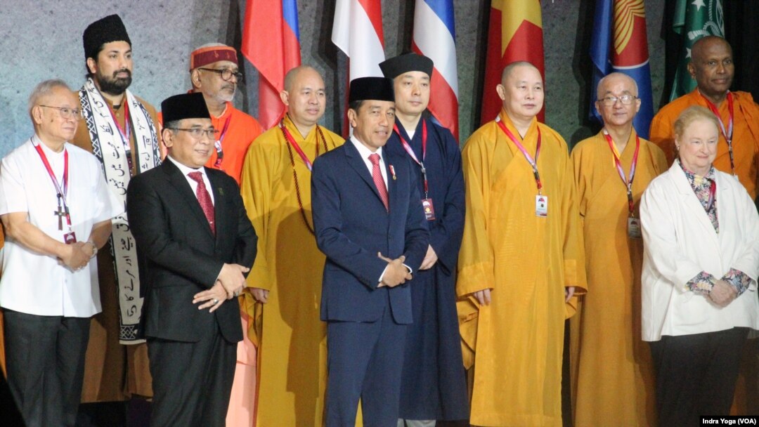 Presiden Joko Widodo berfoto bersama beberapa pemuka agama dari negara-negara anggota ASEAN pada Senin (7/8) di Jakarta. (VOA/Indra Yoga)